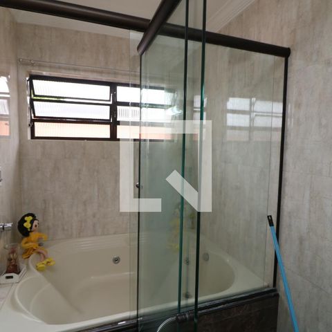 Casa à venda com 300m², 3 quartos e 5 vagasBanheiro do Quarto 1