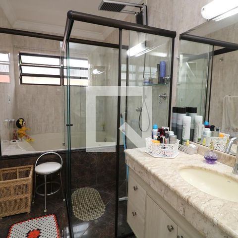 Casa à venda com 300m², 3 quartos e 5 vagasBanheiro do Quarto 1
