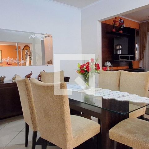 Casa à venda com 192m², 2 quartos e 2 vagasSala