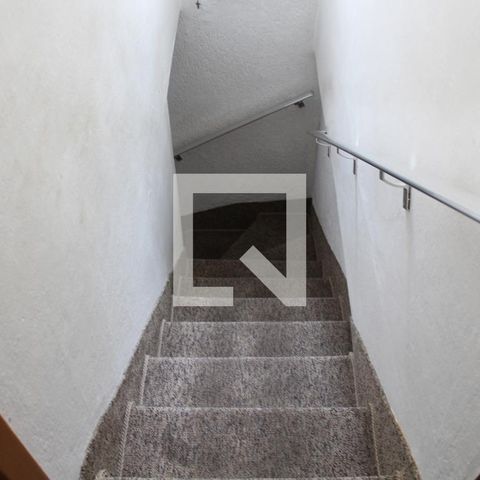 Casa à venda com 250m², 2 quartos e 2 vagasEscada