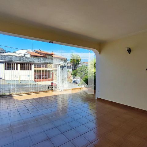 Casa à venda com 169m², 4 quartos e 2 vagasGaragem - Quintal