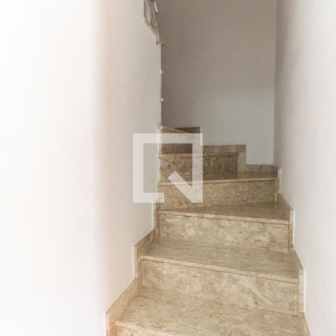 Casa de condomínio à venda com 80m², 2 quartos e 2 vagasEscada