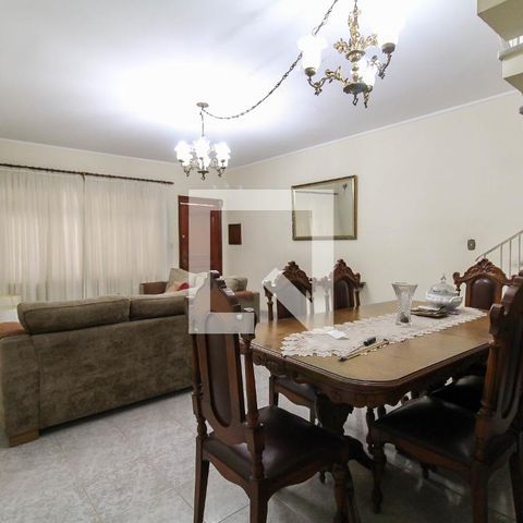 Casa à venda com 225m², 3 quartos e 2 vagasSala