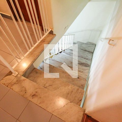 Casa à venda com 225m², 3 quartos e 2 vagasEscada