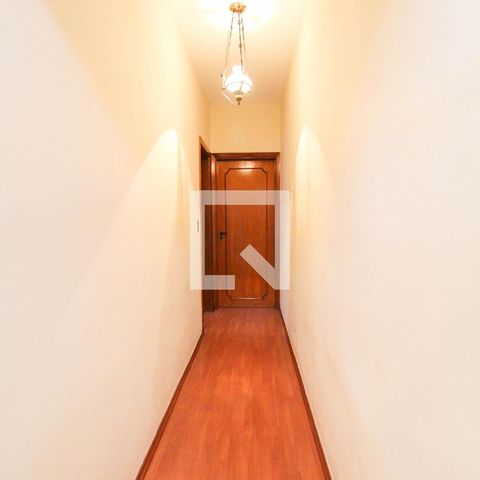 Casa à venda com 225m², 3 quartos e 2 vagasCorredor