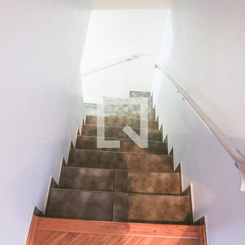 Casa à venda com 250m², 4 quartos e 2 vagasEscada
