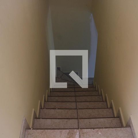 Casa à venda com 145m², 2 quartos e 1 vagaEscada de acesso aos quartos 