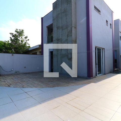 Casa para alugar com 357m², 3 quartos e 7 vagasQuintal - Frente