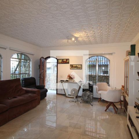Casa à venda com 240m², 3 quartos e 4 vagasSala