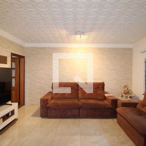 Casa à venda com 240m², 3 quartos e 4 vagasSala