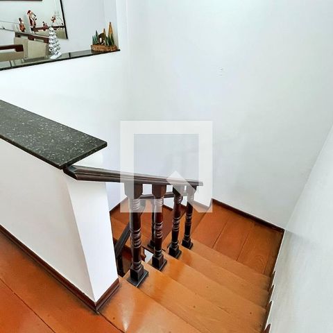 Casa à venda com 278m², 3 quartos e 6 vagasEscada