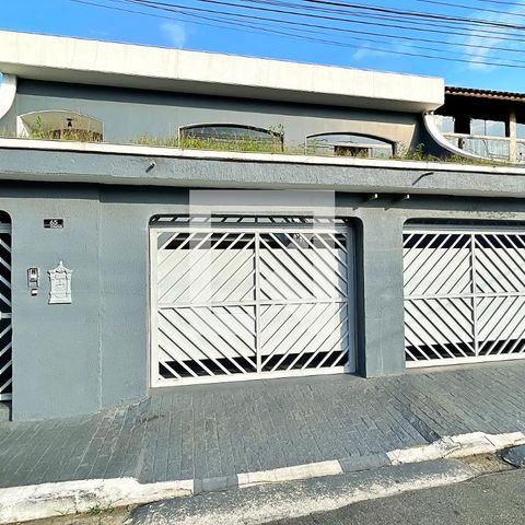 Casa à venda com 278m², 3 quartos e 6 vagasFachada