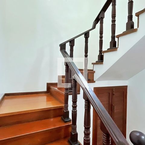 Casa à venda com 278m², 3 quartos e 6 vagasEscada