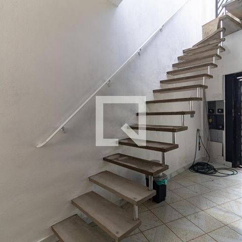 Casa à venda com 140m², 5 quartos e 2 vagasEscada da Casa 2