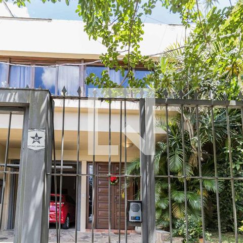 Casa à venda com 230m², 3 quartos e 2 vagasFachada