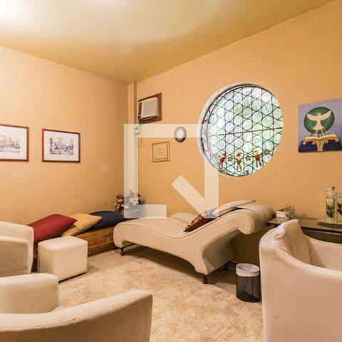 Casa à venda com 230m², 3 quartos e 2 vagasEscritório