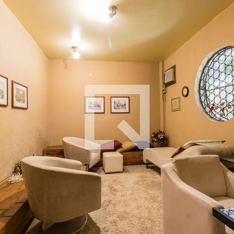 Casa à venda com 230m², 3 quartos e 2 vagasEscritório