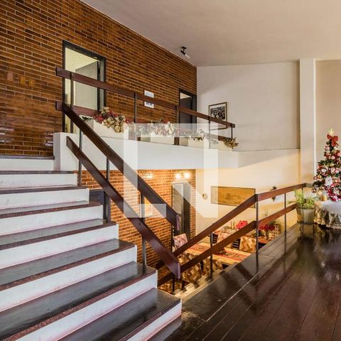 Casa à venda com 230m², 3 quartos e 2 vagasEscada