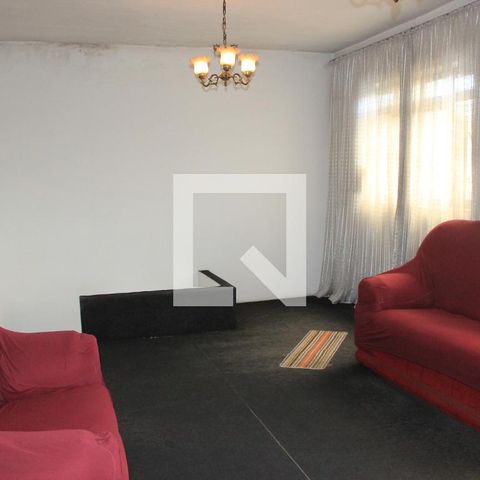 Casa à venda com 200m², 4 quartos e 3 vagasSala superior de acesso aos quartos/suíte