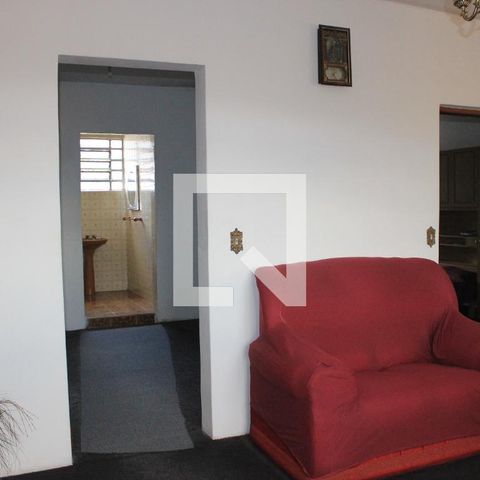 Casa à venda com 200m², 4 quartos e 3 vagasSala superior de acesso aos quartos/suíte