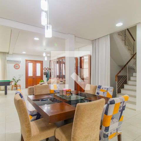 Casa de condomínio à venda com 270m², 5 quartos e 2 vagasSala