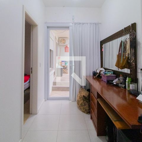Casa de condomínio à venda com 270m², 5 quartos e 2 vagasCorredor