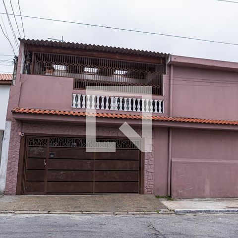 Casa à venda com 120m², 3 quartos e 2 vagas Casa à venda com 120m², 3 quartos e 2 vagasFachada