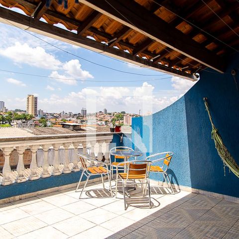 Casa à venda com 250m², 3 quartos e 2 vagas Casa à venda com 250m², 3 quartos e 2 vagasVaranda
