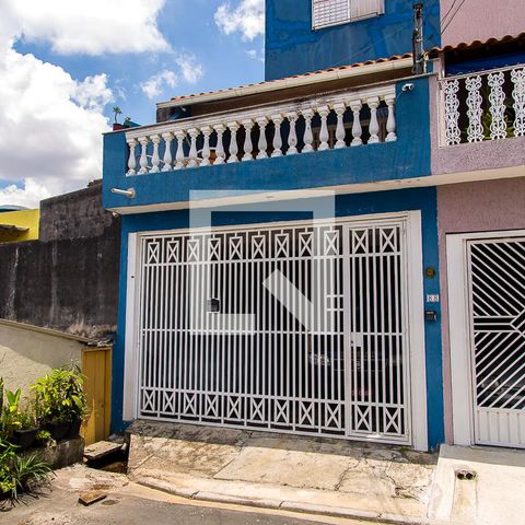 Casa à venda com 250m², 3 quartos e 2 vagas Casa à venda com 250m², 3 quartos e 2 vagasFachada