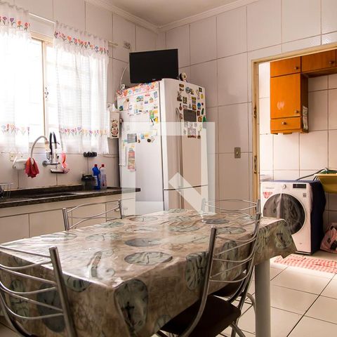Casa à venda com 250m², 3 quartos e 2 vagas Casa à venda com 250m², 3 quartos e 2 vagasCozinha