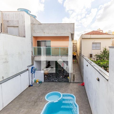 Casa à venda com 299m², 5 quartos e 4 vagas Casa à venda com 299m², 5 quartos e 4 vagasQuarto de Serviço - Vista