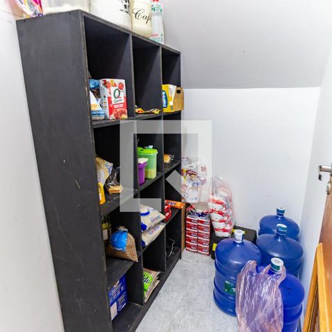 Casa à venda com 299m², 5 quartos e 4 vagas Casa à venda com 299m², 5 quartos e 4 vagasCozinha - Despensa