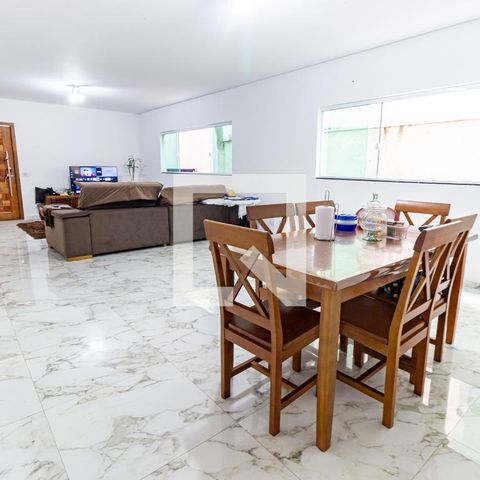 Casa à venda com 299m², 5 quartos e 4 vagas Casa à venda com 299m², 5 quartos e 4 vagasSala
