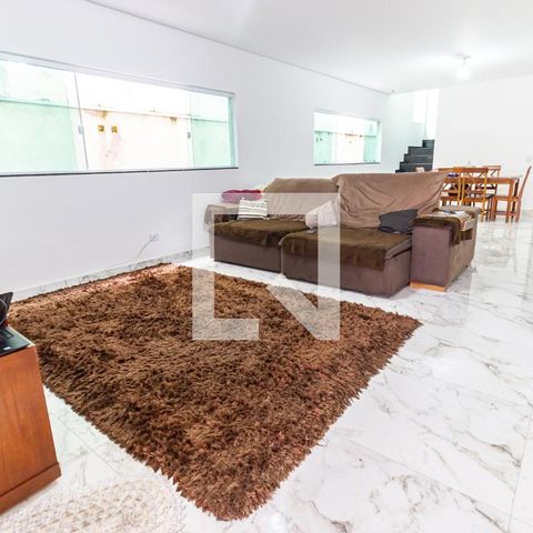 Casa à venda com 299m², 5 quartos e 4 vagas Casa à venda com 299m², 5 quartos e 4 vagasSala