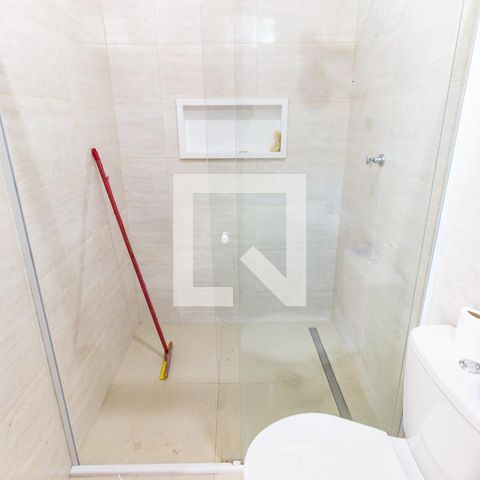 Casa à venda com 299m², 5 quartos e 4 vagas Casa à venda com 299m², 5 quartos e 4 vagasEdícula - Banheiro da Suíte 4