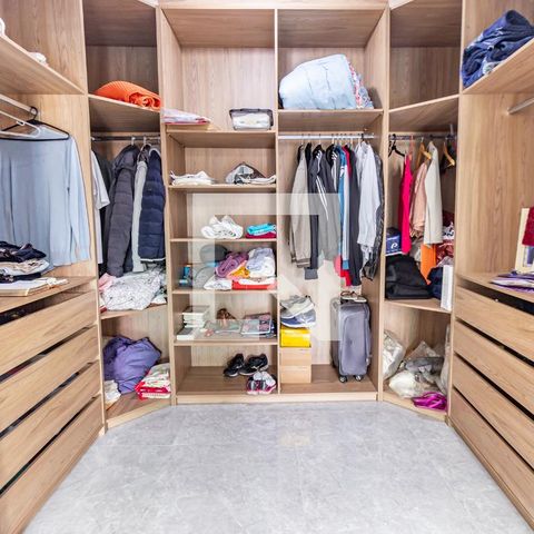 Casa à venda com 299m², 5 quartos e 4 vagas Casa à venda com 299m², 5 quartos e 4 vagasSuíte 1 - Closet