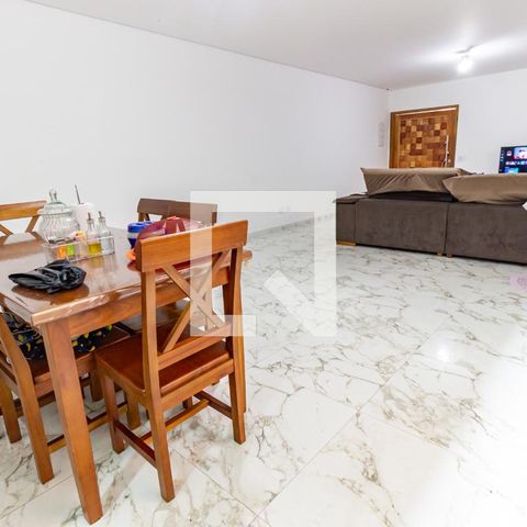 Casa à venda com 299m², 5 quartos e 4 vagas Casa à venda com 299m², 5 quartos e 4 vagasSala