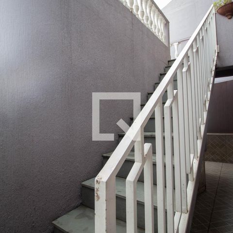 Casa à venda com 240m², 3 quartos e 2 vagas Casa à venda com 240m², 3 quartos e 2 vagasEscada