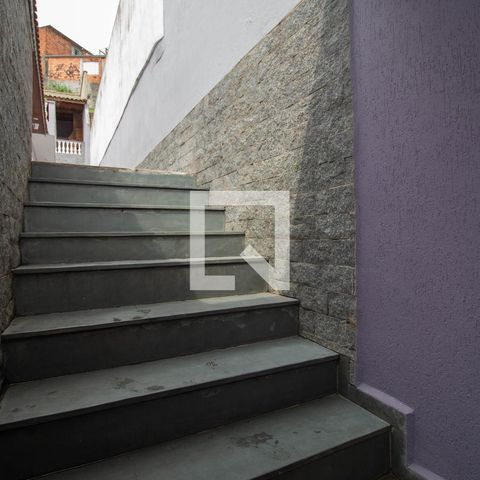Casa à venda com 240m², 3 quartos e 2 vagas Casa à venda com 240m², 3 quartos e 2 vagasEscada