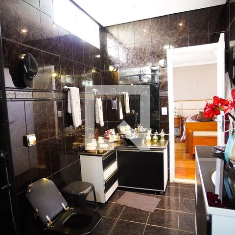 Casa à venda com 570m², 8 quartos e 4 vagasBanheiro do quarto 1
