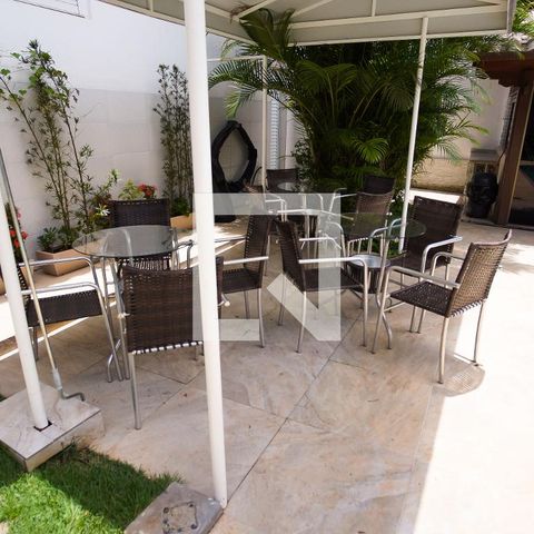 Casa à venda com 570m², 8 quartos e 4 vagasÁrea externa 