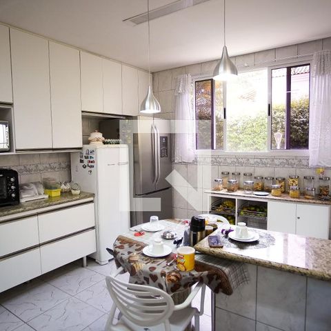 Casa à venda com 570m², 8 quartos e 4 vagasCozinha