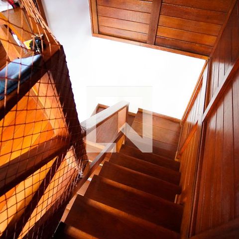 Casa à venda com 570m², 8 quartos e 4 vagasEscada casa 2