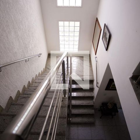 Casa à venda com 570m², 8 quartos e 4 vagasEscada