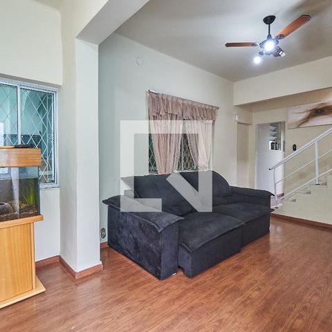 Casa à venda com 250m², 3 quartos e 2 vagasSala