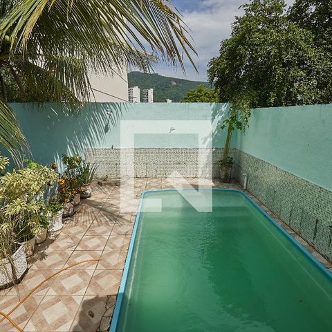 Casa à venda com 250m², 3 quartos e 2 vagasPiscina