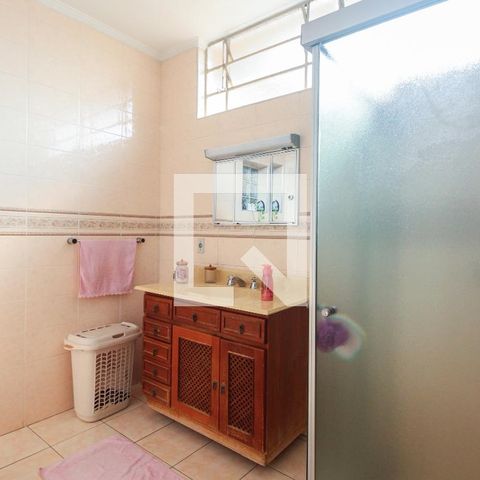 Casa à venda com 300m², 4 quartos e 5 vagasBanheiro Suíte 2