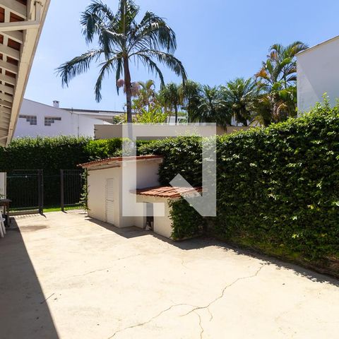 Casa de condomínio à venda com 1080m², 4 quartos e 6 vagasCorredor lateral