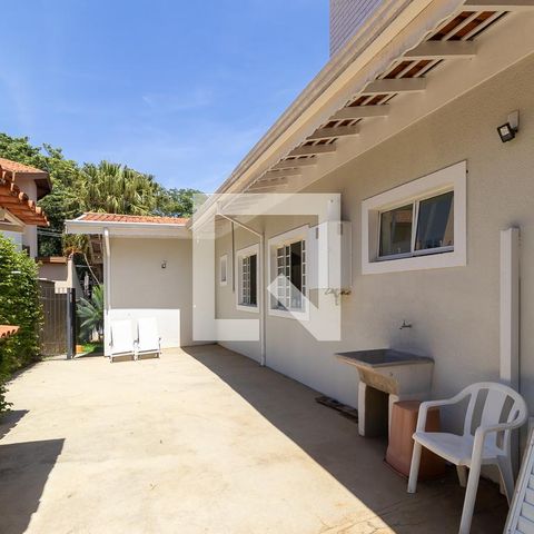 Casa de condomínio à venda com 1080m², 4 quartos e 6 vagasCorredor lateral