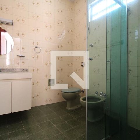 Casa à venda com 212m², 4 quartos e 4 vagasBanheiro da Suíte - Quarto 1 